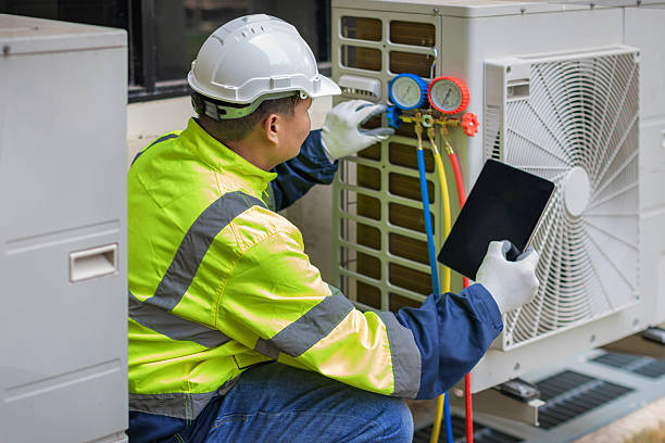 Professional Hvac technician working in Des Plaines, IL